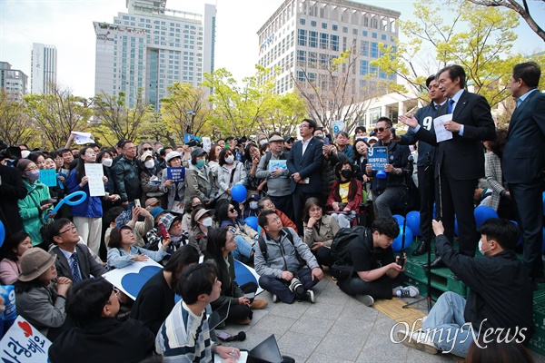 조국 조국혁신당 대표가 4.10 총선 선거운동 마지막 날인 9일 부산을 방문해 기자들과 질의응답을 나누고 있다. 조 대표는 이날 부산을 출발해 대구, 광주를 거쳐 서울 광화문 광장으로 간다. 