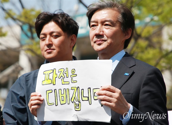 조국 조국혁신당 대표가 4.10 총선 선거운동 마지막 날인 9일 부산을 방문해 기자들과 질의응답을 나누고 있다. 조 대표는 이날 부산을 출발해 대구, 광주를 거쳐 서울 광화문 광장으로 간다. 