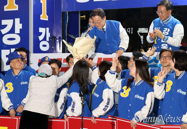 이재명 더불어민주당 상임공동선대위원장이 9일 오후 서울 용산역 광장에서 열린 정권심판·국민승리 총력유세에서 한 지지자로부터 꽃다발을 선물 받고 있다.