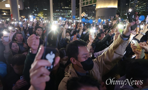 이재명 더불어민주당 상임공동선대위원장이 9일 오후 서울 용산역 광장에서 열린 정권심판·국민승리 총력유세에서 후보자들과 함께 총선 승리를 다짐하자, 지지자들이 휴대폰 조명을 밝혀 연호하고 있다. 