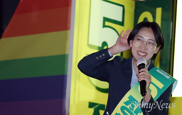 제22대 국회의원 선거를 하루 앞둔 녹색정의당 장혜영 서울 마포구을 국회의원 후보가 9일 오후 서울 마포구 홍대 상상마당 앞에서 마무리 유세를 하고 있다.