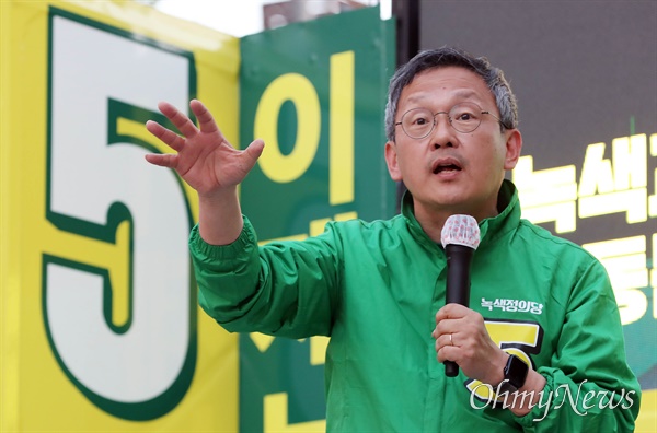 제22대 국회의원 선거를 하루 앞둔 9일 오후 서울 마포구 홍대 상상마당 앞에서 열린 녹색정의당 장혜영 서울 마포구을 국회의원 후보 마무리 유세에서 조천호 비례대표 후보가 연설을 하고 있다.