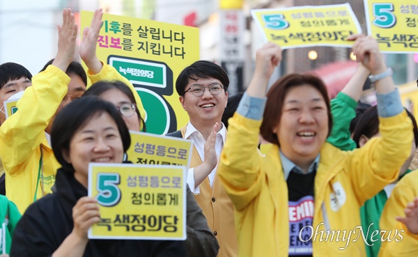 제22대 국회의원 선거를 하루 앞둔 9일 오후 서울 마포구 홍대 상상마당 앞에서 열린 녹색정의당 장혜영 서울 마포구을 국회의원 후보 마무리 유세에서 입틀막 당사자인 카이스트 졸업생 신민기씨가 박수를 치며 환호하고 있다.