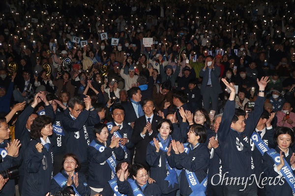 조국 조국혁신당 대표가 4.10 총선 공식선거운동 마지막 날인 9일 오후 서울 광화문 광장에서 '검찰독재 조기종식, 서울시민과 함께'를 열고 지지자들과 함께 '아침이슬' 노래를 떼창하고 있다.