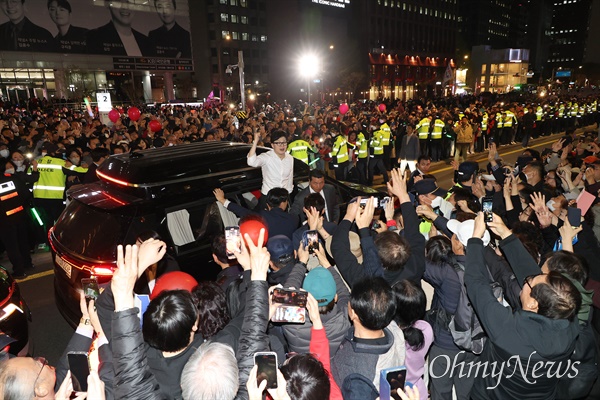 22대 총선 선거운동 마지막 날인 9일 오후 서울 청계광장에서 유세를 마치고 떠나던 국민의힘 한동훈 비대위원장이 차 문밖으로 몸을 내밀어 지지자들에게 인사하고 있다.