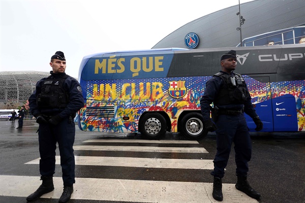 9일(현지시각) 파리 생제르맹과 바르셀로나의 UEFA 챔피언스리그 8강 1차전 축구 경기 전날, 바르셀로나 축구 선수들이 파리의 파르크 데 프랭스 경기장에 도착한 가운데 프랑스 경찰이 경비를 서고 있다.