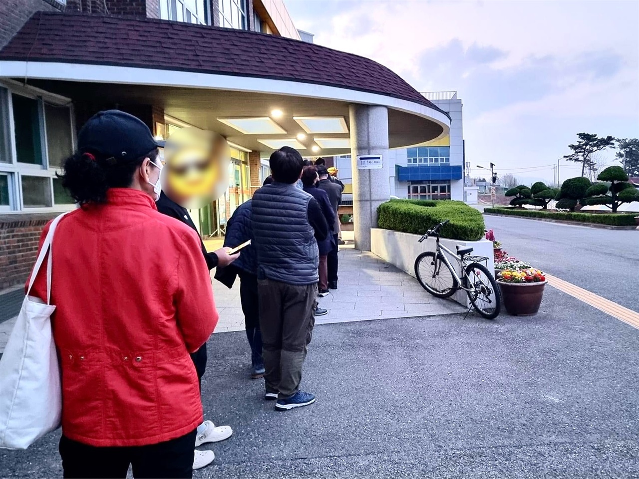 22대 총선 본투표가 시작된 가운데 홍성에서도 이른 아침부터 유권자들의 발길이 투표장으로 이어졌다. 