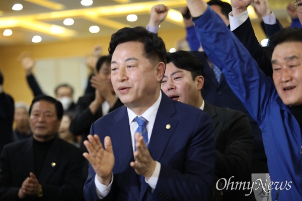 10일 오후 6시 방송3사 출구조사 결과가 발표되자 더불어민주당 김두관 후보(양산을)가 박수를 치고 있다.