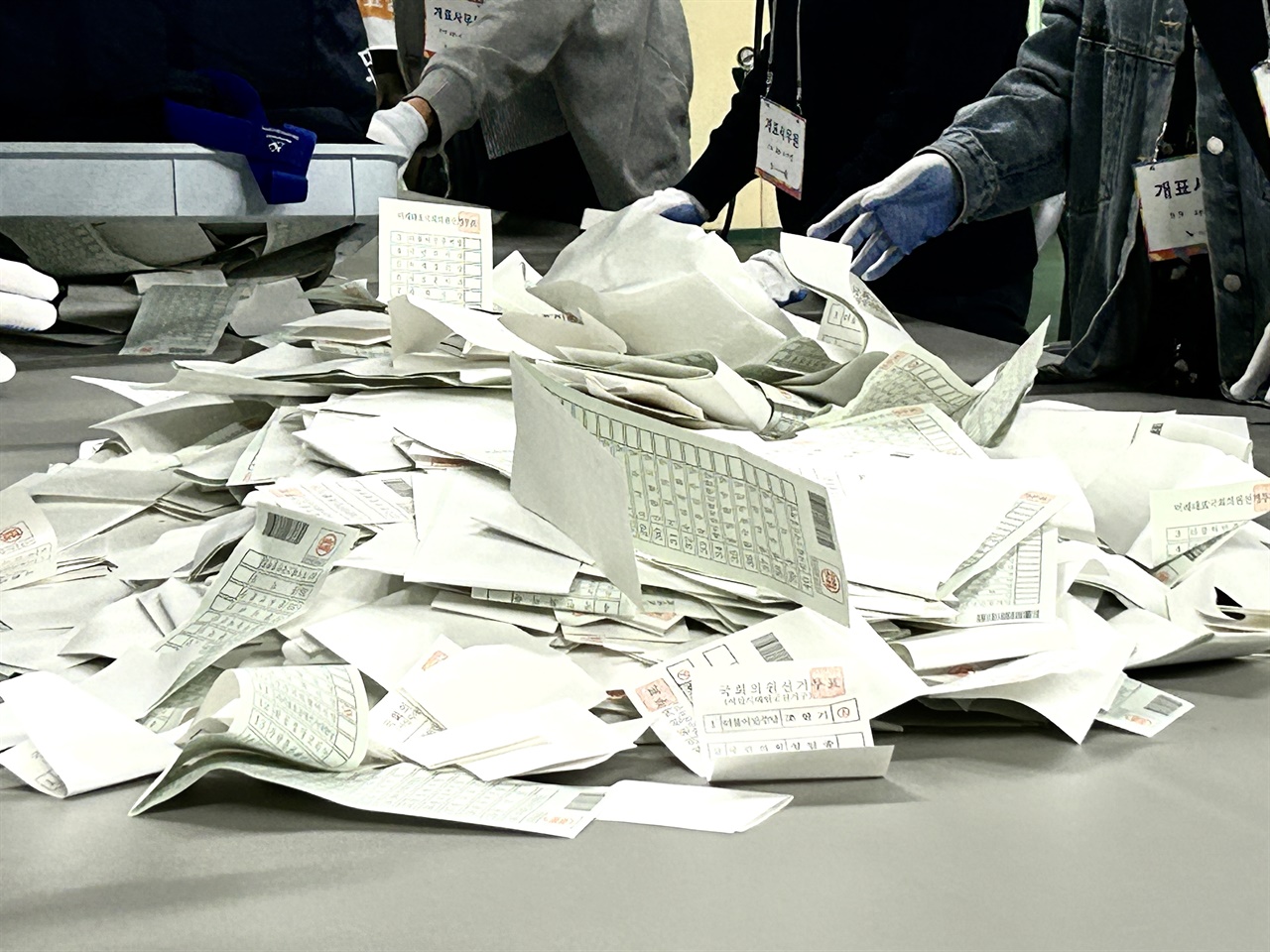22대 총선 투표가 종료된 가운데, 오후 6시 35분 서산시 선관위원장의 사전 투표함 개함 선언과 함께 개표가 시작됐다.