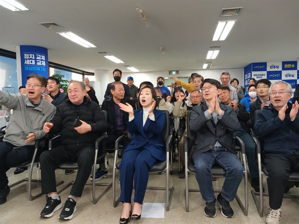 더불어민주당 울산 남구갑 전은수 후보가 10일 지지자들과 방송3사 출구조사를 보고 있다. 