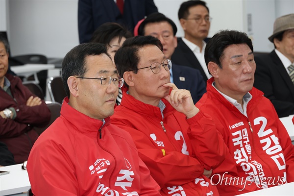10일 오후 6시 투표가 끝난 후 방송3사의 출구조사 결과가 발표되자 국민의힘 대구시당에 모인 주호영, 김상훈, 강대식 의원이 침울한 표정으로 TV를 쳐다보고 있다.