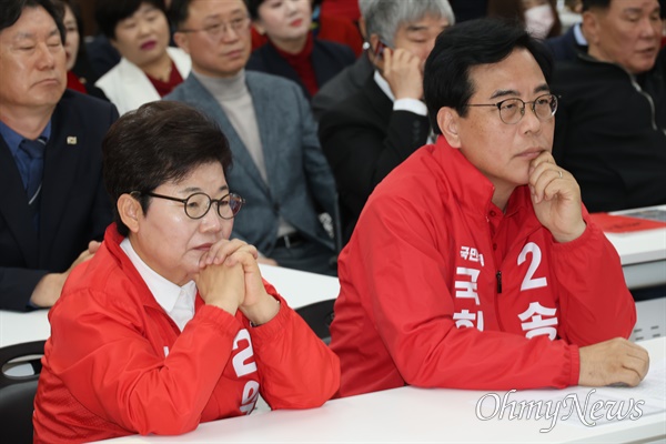 10일 오후 투표가 끝난 후 방송 3사의 출구조사 결과가 발표되자 국민의힘 임이자, 송언석 의원이 침울한 표정으로 TV를 쳐다보고 있다.