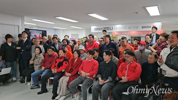 10일 오후 6시 방송3사 출구조사 결과를 나경원 국민의힘 서울 동작을 후보 사무소에 모인 캠프 관계자들과 지지자들이 시청하고 있다. 