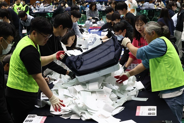  제22대 국회의원선거 투표일인 10일 오후 서울 관악구 서울대학교 종합체육관에 마련된 총선 개표소에서 개표 작업이 진행되고 있다. 