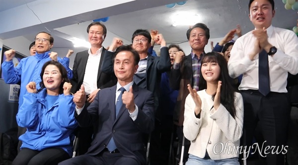 10일 오후 6시 방송3사 출구조사 결과가 발표되자 류삼영 더불어민주당 서울 동작을 후보가 지지자들과 함께 환호하고 있다.