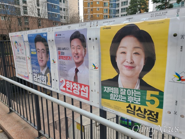 경기도 고양시 덕양구의 한 아파트 단지 투표소 앞에 22대 총선에 출마한 후보들의 선거 벽보가 붙어 있다. 