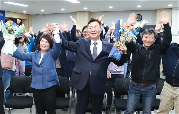 대전 중구청장 재선거에서 당선된 더불어민주당 김제선 후보가 지지자들과 함께 환호하고 있다.