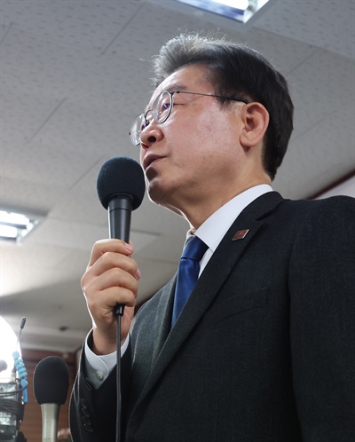  제22대 국회의원선거 인천 계양구을에 출마한 더불어민주당 이재명 대표가 11일 인천 계양구에 마련한 본인의 선거사무소에서 발언하고 있다.