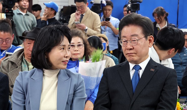  제22대 국회의원선거 인천 계양구을에 출마한 더불어민주당 이재명 대표가 11일 인천 계양구에 마련한 본인의 선거사무소에서 개표방송을 보며 부인 김혜경씨와 대화하고 있다.