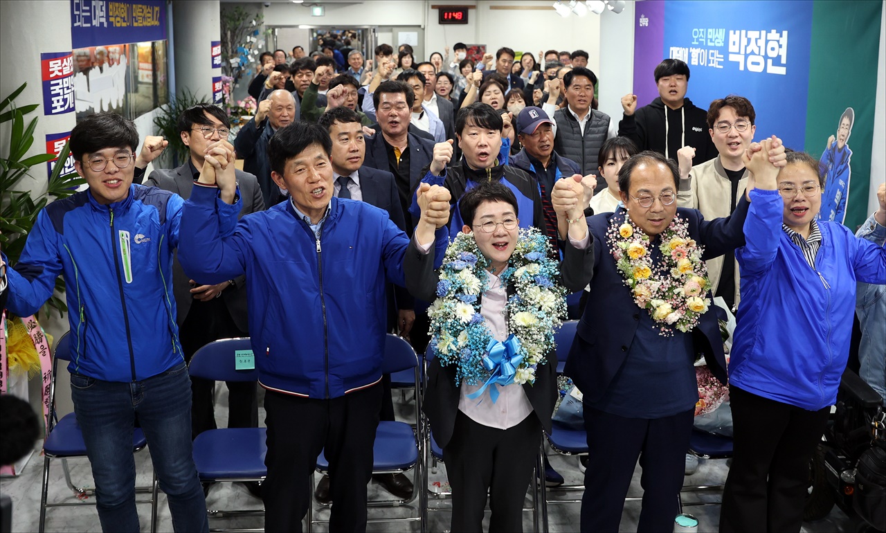 더불어민주당 박정현(대전 대덕구) 후보가 11일 당선이 확정되자 지지자들과 함께 환호하고 있다.