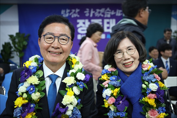 당선이 확정되자 더불어민주당 장종태(대전서구갑) 후보가 아내와 함께 기뻐하고 있다.
