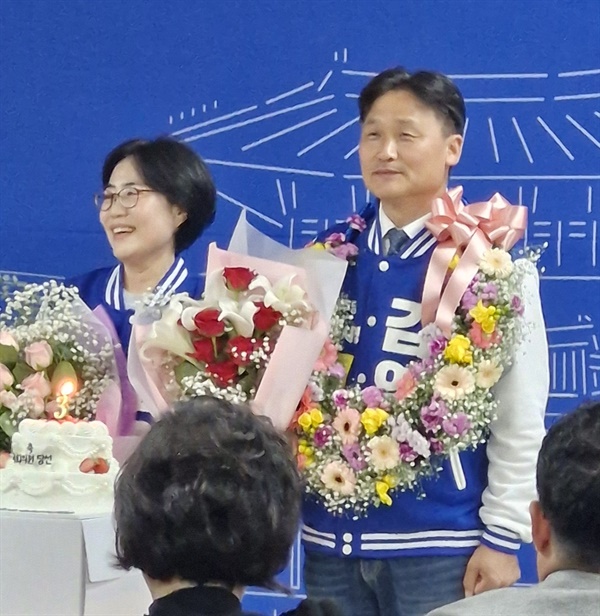 10일 제22대 국회의원 선거에 출마한 수원병 더불어민주당 김영진 후보가 자신의 선거사무소에서 당선이 확실시되자 꽃목걸이를 목에 걸고 환호하고 있다. 