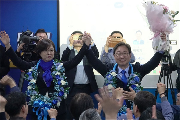 4선에 성공한 더불어민주당 박범계(대전 서구을) 후보가 당선이 확정되자 지지자들과 함께 환호하고 있다.