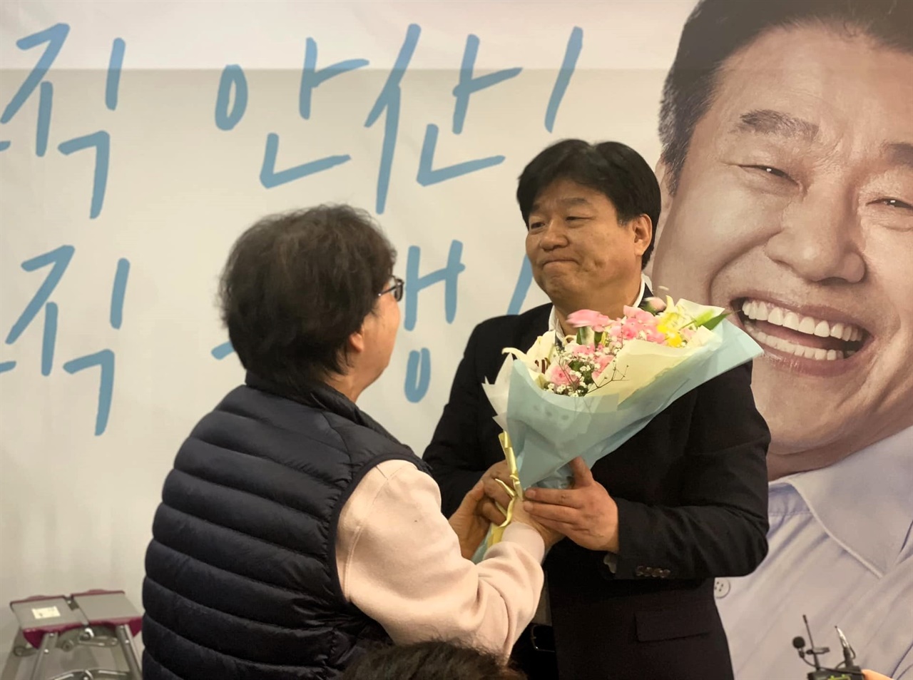 당선 축하 꽃다발을 받고 있는 민주당 양문석 당선자