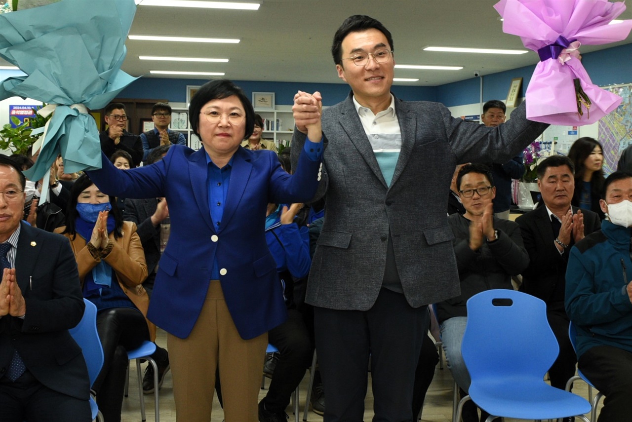 22대 총선에 안산을에서 승리한 김현 당선자가 김남국 의원과 함께 인사하고 있다. 
