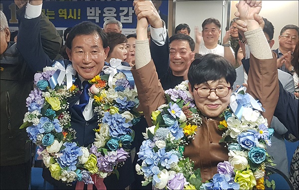 더불어민주당 박용갑(대전 중구) 후보가 당선이 확정되자 환호하고 있다.
