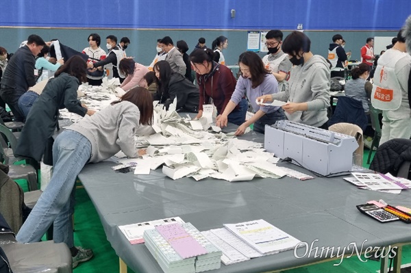 4월 10일 저녁 창원축구센터 체육관에서 진행된 제22대 국회의원선거 개표 작업.