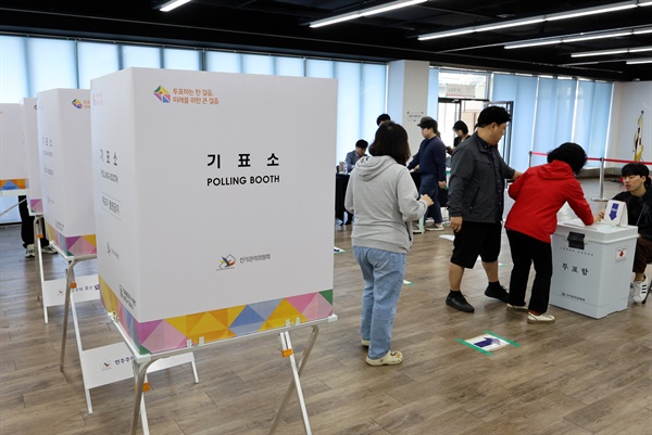  제22대 국회의원선거일인 10일 광주 북구 광주비엔날레 전시관에 마련된 용봉동 제6투표소를 찾은 유권자들이 투표하고 있다.