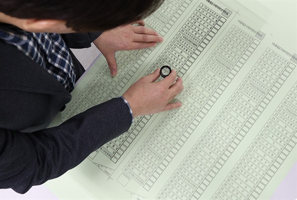 3월 29일 대구 달서구 한 인쇄소에서 대구시선거관리위원회 관계자가 인쇄된 제22대 국회의원선거 비례대표 투표용지를 점검하고 있다. 