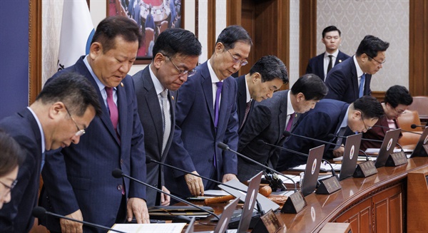 한덕수 국무총리를 비롯한 국무위원들이 11일 오전 서울 종로구 정부서울청사에서 열린 국무회의에서 국기에 경례를 마친 뒤 자리에 앉고 있다.