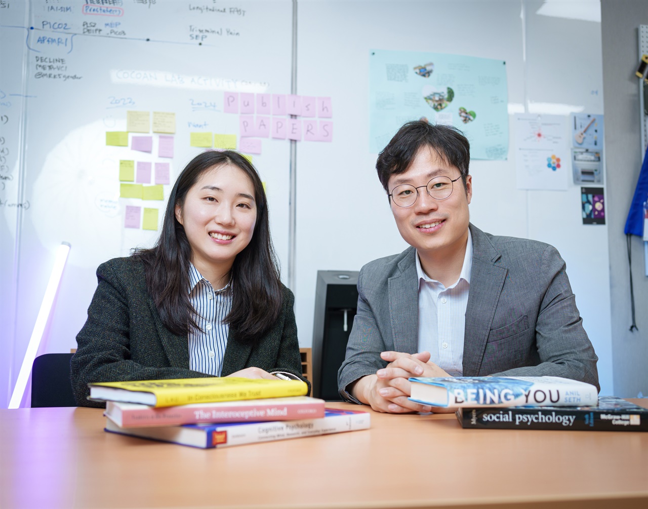 사진 왼쪽부터 김홍지 IBS 뇌과학 이미징 연구단 연구원(제1저자), 우충완 IBS 뇌과학 이미징 연구단 부연구단장(교신저자)