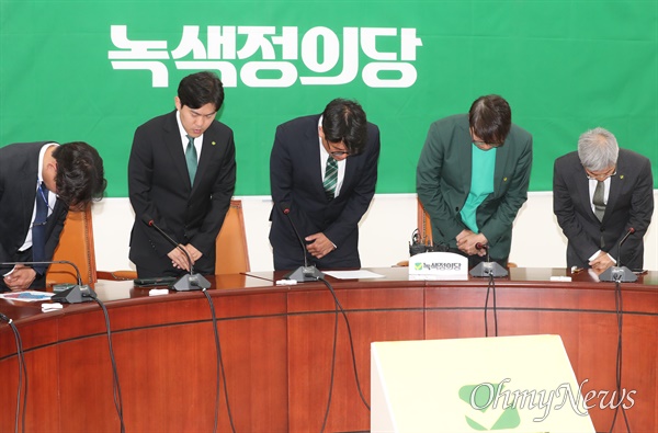 2024년 4월 11일 김준우 녹색정의당 상임선대위원장이 서울 여의도 국회에서 열린 중앙선대위 해단식에서 선대위 관계자들과 함께 인사하고 있다.