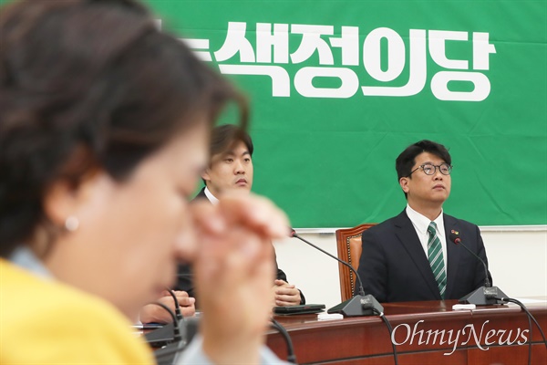 김준우 녹색정의당 상임선대위원장이 11일 오전 서울 여의도 국회에서 열린 중앙선대위 해단식에 참석해 있다.
