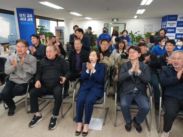 더불어민주당 울산 남구갑 전은수 후보가 10일 오후 6시 30분 선거사무소에서 지지자들과 방송3사 출구조사를 보고 있다