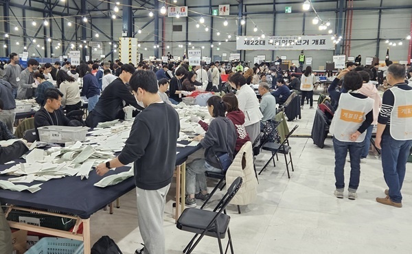 지난 10일 서울 강남구 국회의원 선거 개표가 학여울역 세텍에서 진행된 가운데 개표원들이 투표함을 개봉하고 개표작업을 진행하고 있다.