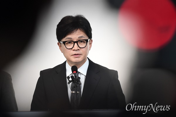 한동훈 국민의힘 비상대책위원장이 지난 4월 11일 오전 서울 여의도 중앙당사에서 제22대 총선 참패에 대한 책임을 지고 비대위원장직에서 사퇴하겠다는 입장을 밝히고 있다.