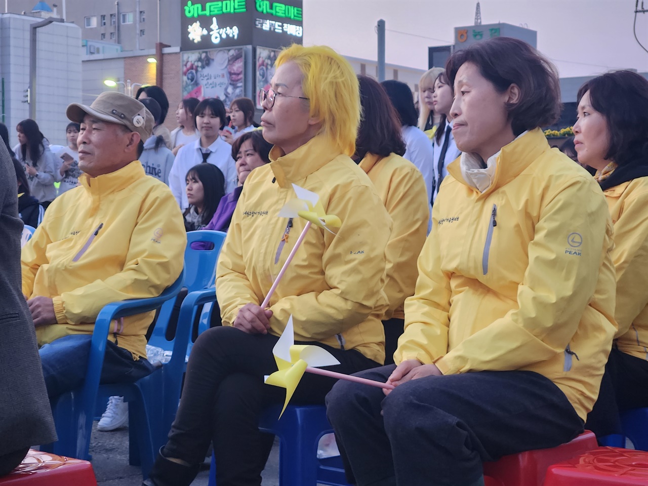 11일 충남 홍성에서 세월호 희생자를 추모하는 촛불 문화제가 열렸다. 