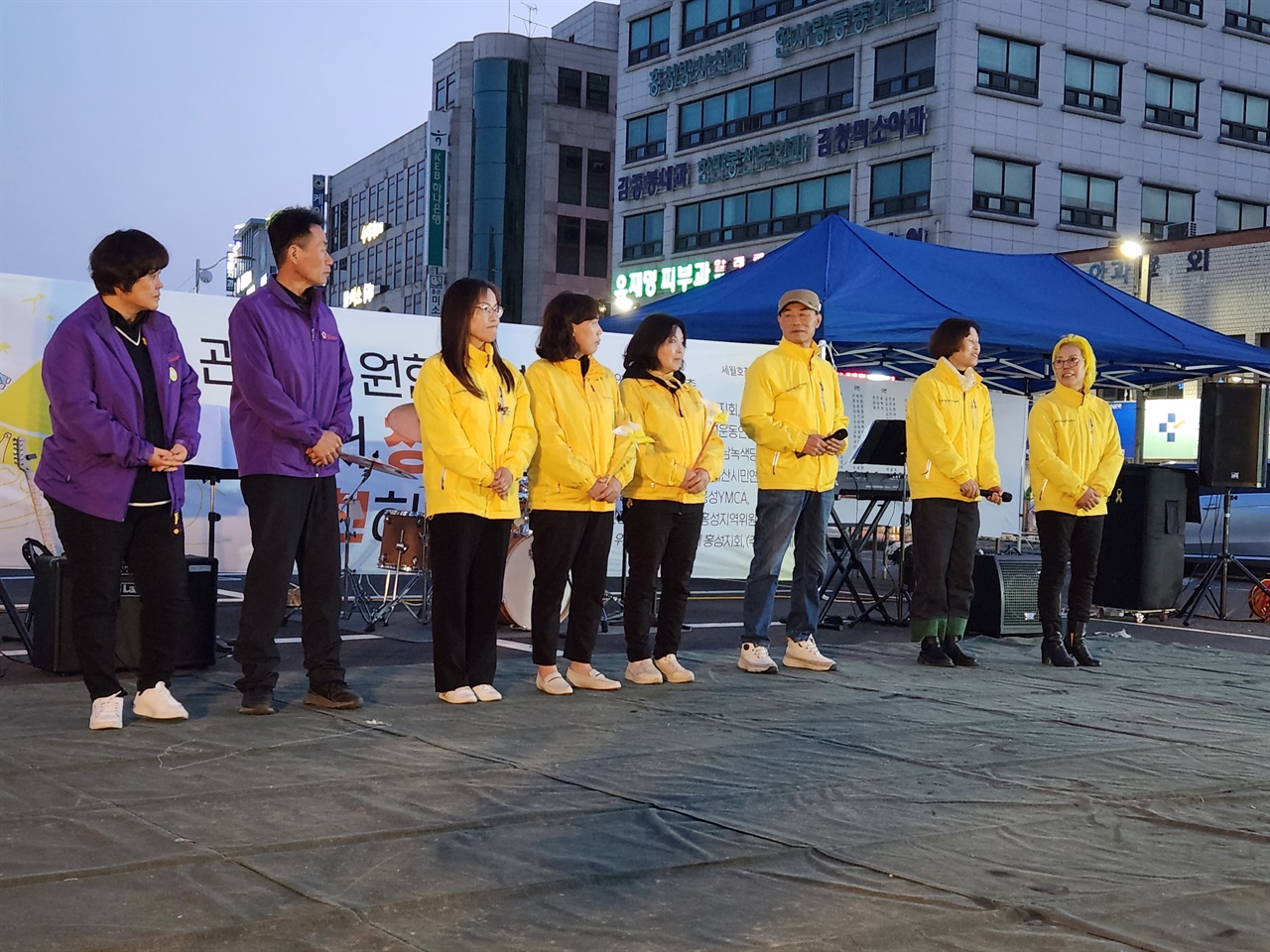 11일 충남 홍성에서 열린 세월호 10주기 추모문화제에 세월호 유가족과 이태원 참사 유가족이 참석했다. 