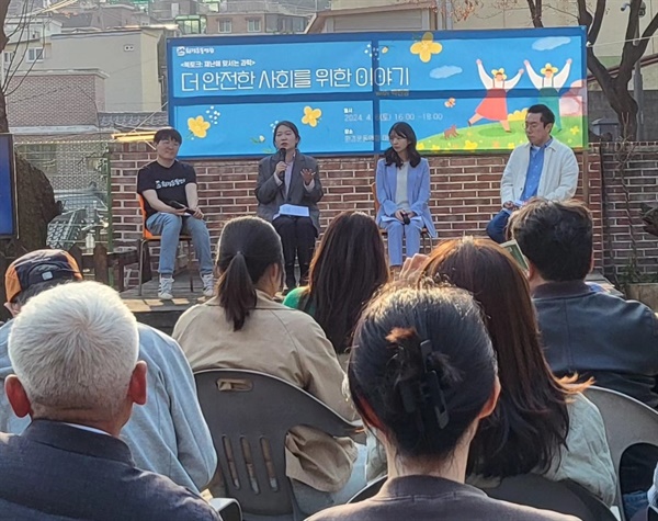 환경운동연합은 4월 6일(토) <재난에 맞서는 과학>의 저자 박진영(정면 사진 왼쪽에서 두 번째)을 초대하여 북토크를 진행했다. 이날 가습기살균제피해자들도 함께했다.