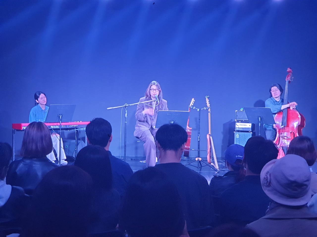 강아솔 서울시 시민청 <바스락콘서트>. 4월의 주인공으로 ‘그대에게’를 노래한 싱어송라이터 강아솔이 11일 오후 7시 공연을 가졌다.