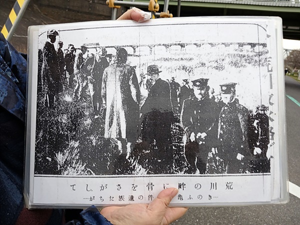 1923년 11월 14일자 <호치신문> 기사 모습으로 아라카와 언덕에 묻혀있던 카메이도 사건 희생자 유골을 경찰들이 몰래 발굴해 사라졌다는 내용이 기록되어 있다. 
