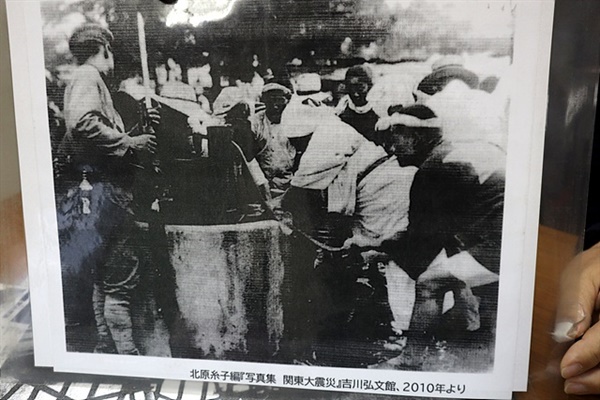 조선인들이 우물에 독을 탔다는 유언비어에 놀란 일본인들이 헌병의 감시하에 우물에서 물을 긷고 있다. 