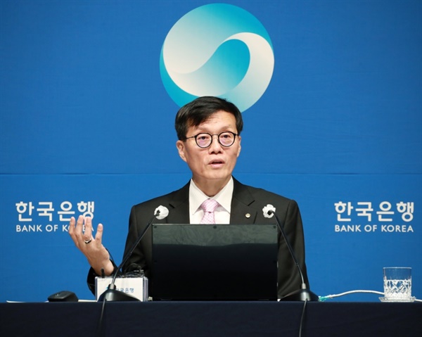 이창용 한국은행 총재가 12일 오전 서울 중구 한국은행에서 열린 통화정책방향 기자간담회에서 발언하고 있다.
