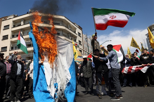 지난 5일(현지시각) 이란 테헤란에서 이란인들이 이스라엘 국기를 불태우고 있다.