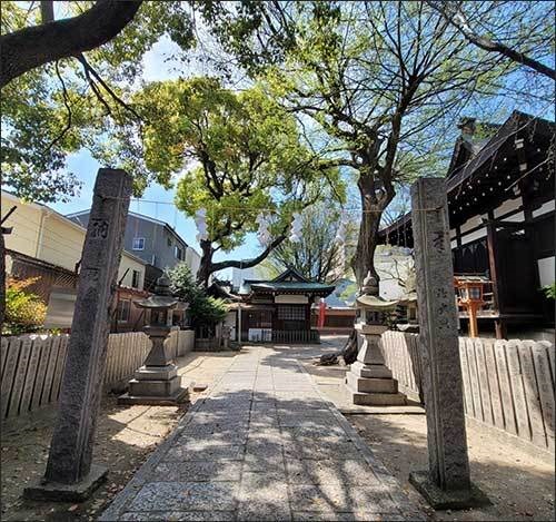 미유키모리신사(御幸森神社) 입구, 오른쪽 건물 앞에 왕인박사노래비가 세워져 있다.