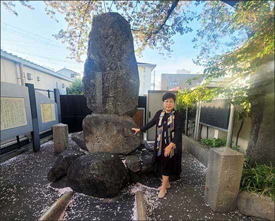 나니와나루터 기념비 코리아타운에서 5분여 거리에 있는 나니와나루터 기념비(고대 백제강 나루터)에서 필자